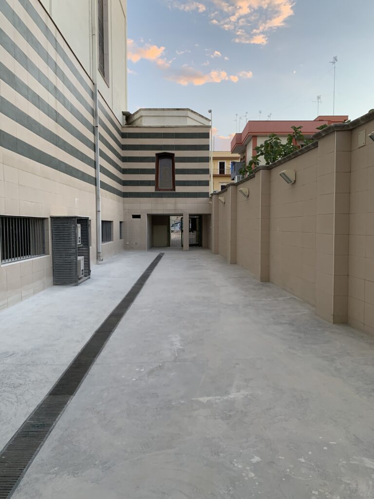 Realizzazione pavimentazione in cemento industriale per il viale della Parrocchia